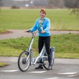 Van-Raam-Balance-Fahrrad-mit-Fuessen-auf-dem-Boden